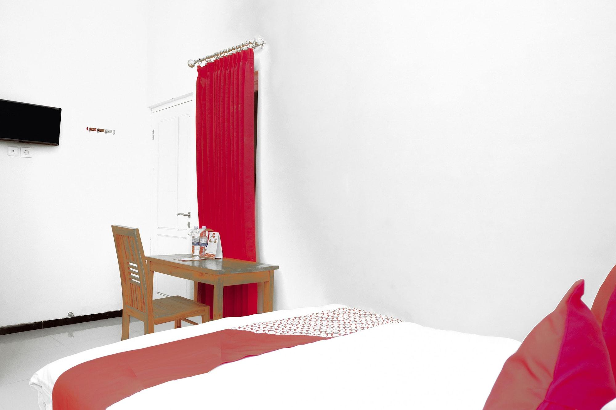 Oyo 314 Emas 23 Guest House Syariah Маланг Экстерьер фото