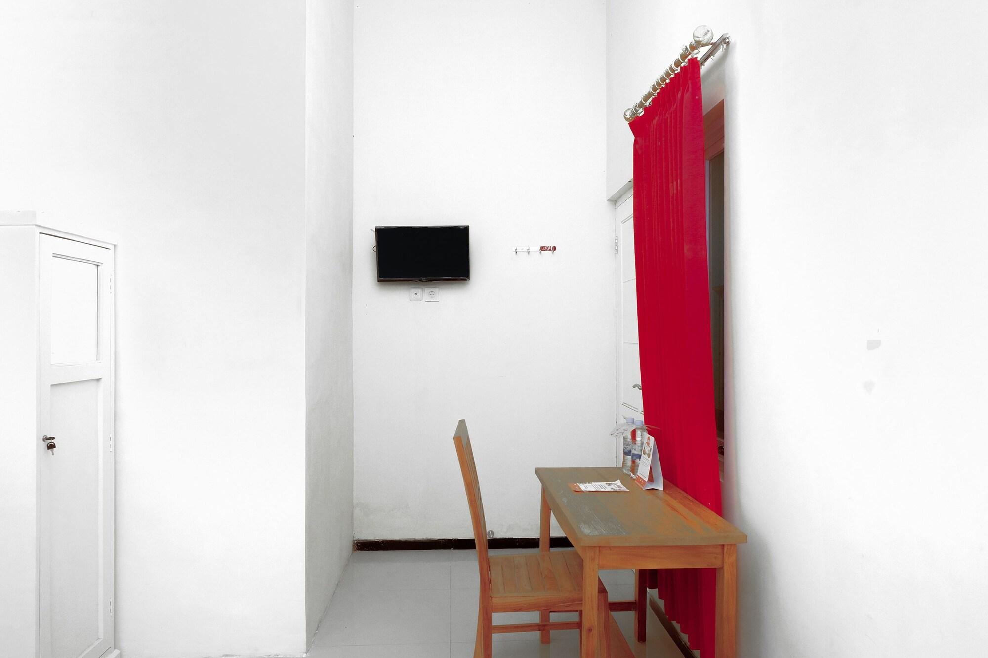 Oyo 314 Emas 23 Guest House Syariah Маланг Экстерьер фото