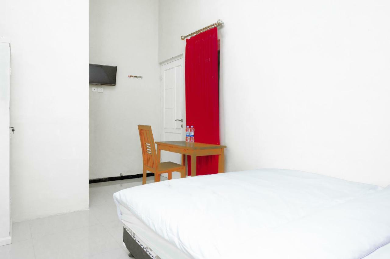 Oyo 314 Emas 23 Guest House Syariah Маланг Экстерьер фото