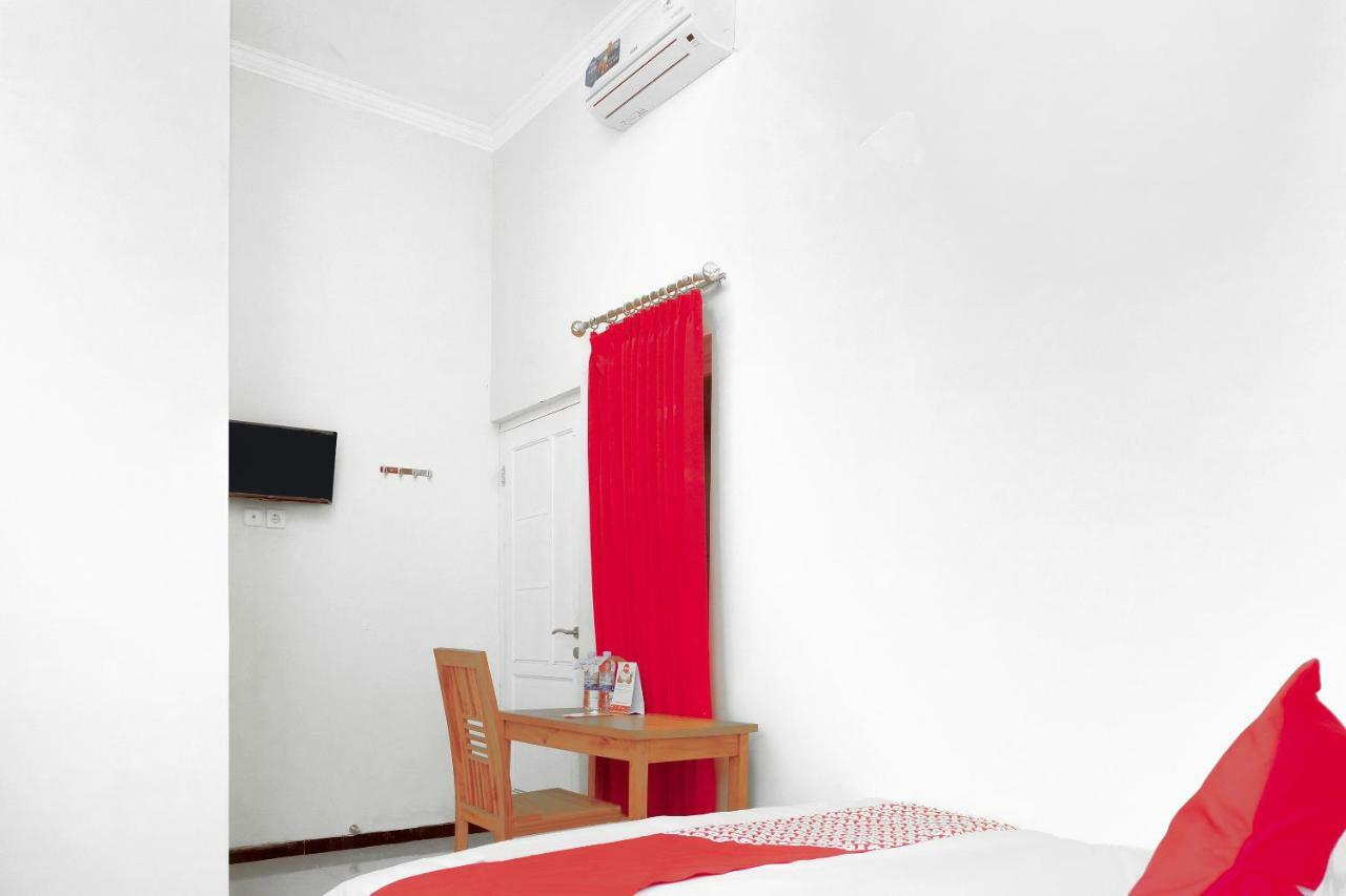 Oyo 314 Emas 23 Guest House Syariah Маланг Экстерьер фото